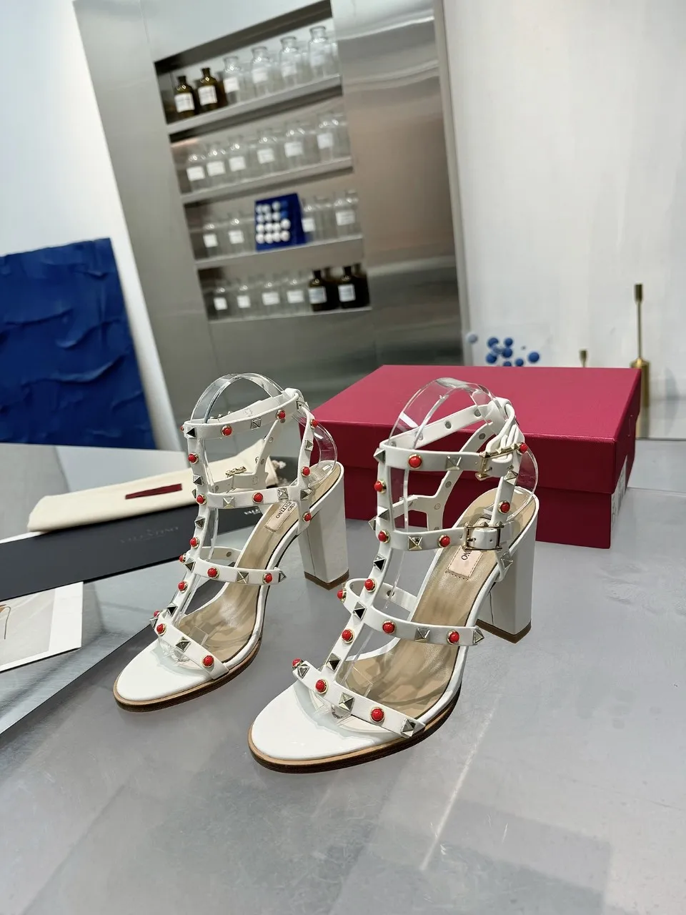 👟👟Ex-factory price 520👟👟 Valentino classic sandals with rivets ✔️Fashionable thick heel 9.5cm ✔️Mixed-breed sheepskin upper ✔️Mixed-breed sheepskin lining and foot pads ✔️Italian yellow cowhide outsole texture is clear and consistent with the counter ✔️Code number 35-40 (34, 41, 42 can be customized and not returned)